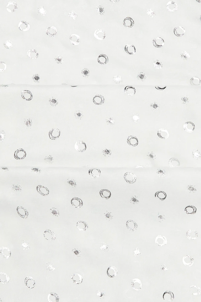 Szal ze srebrnym nadrukiem biały