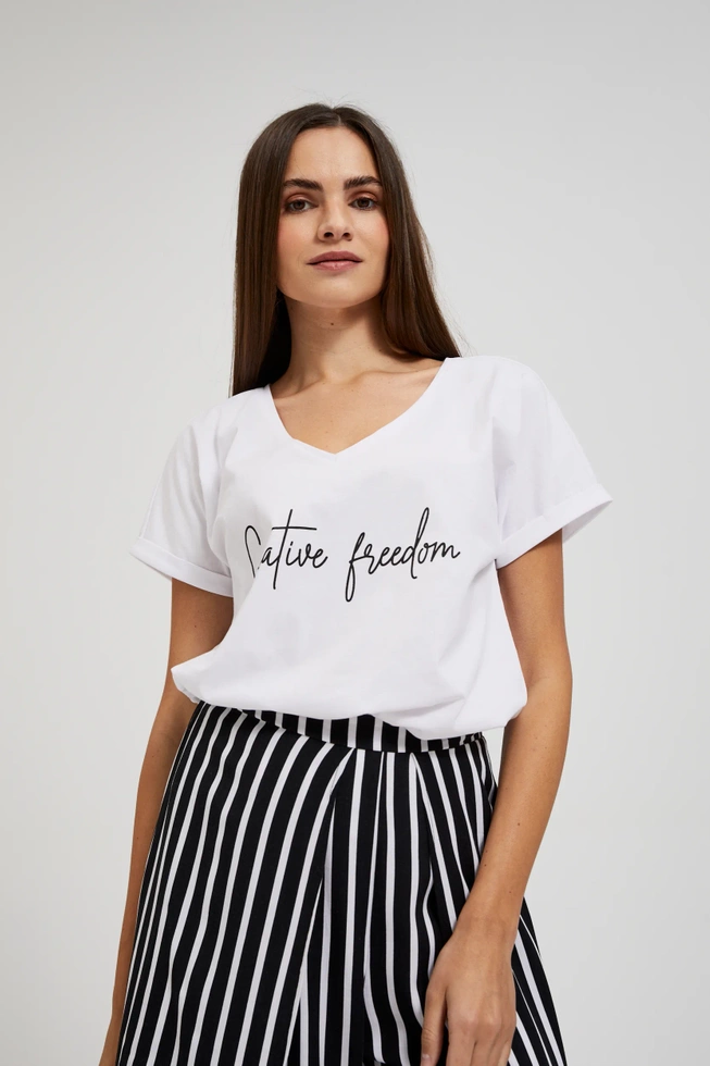 Bluzka z dekoltem w serek i napisem biała