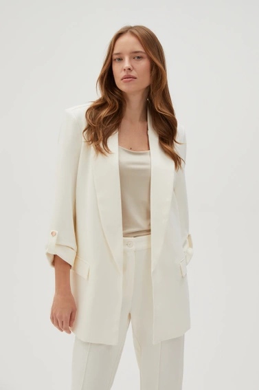 Elegancka marynarka z podwijanymi rękawami biała