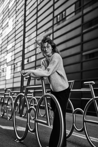 Sweter z perełkami beżowy