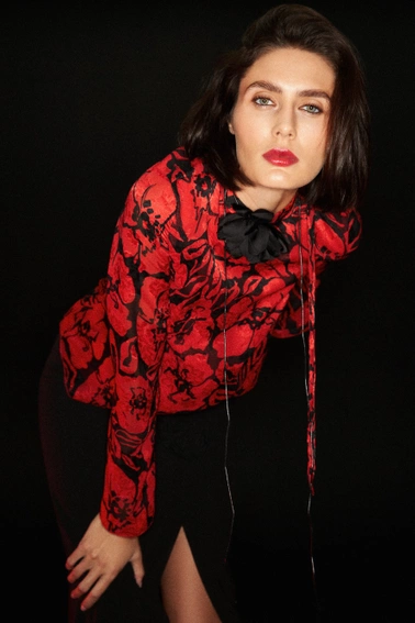 Koszula z wzorem kwiatów i szerokimi rękawami czarna