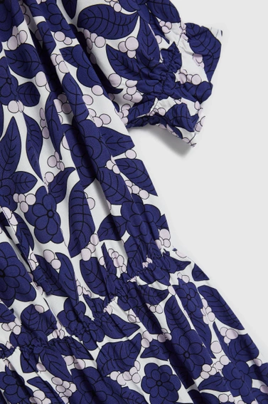 Sukienka w kwiaty z bufiastymi rękawami fioletowa