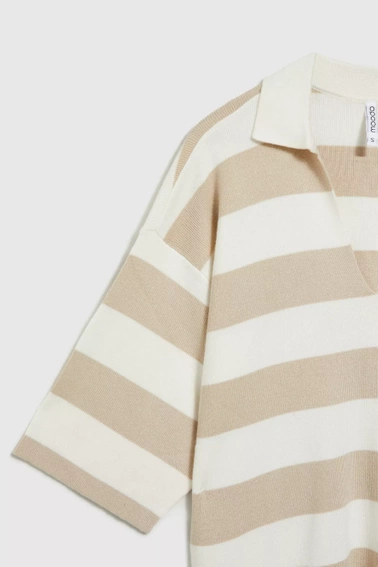 Sweter w szerokie pasy z krótkimi rękawami i dekoltem w serek beżowy