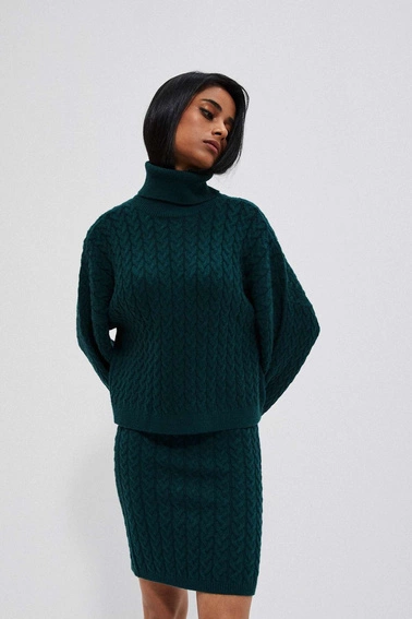 Sweter w warkoczowy splot z golfem szmaragdowy