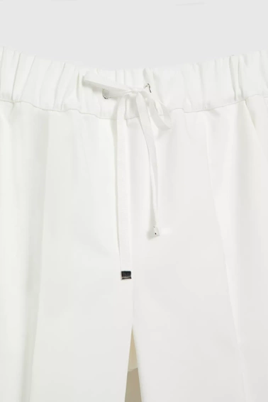 Spodnie z prostą nogawką i wiązaniem w pasie białe
