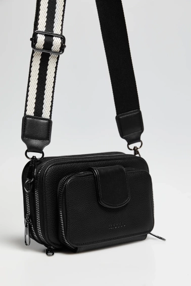 Torebka na szerokim pasku czarna