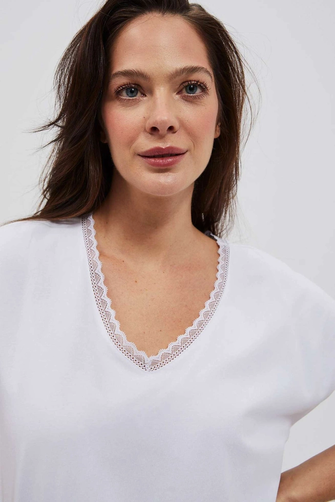 T-shirt z koronkowym dekoltem w serek biały