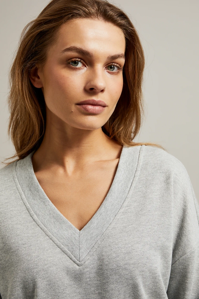 Gładka bluza z dekoltem w serek szara