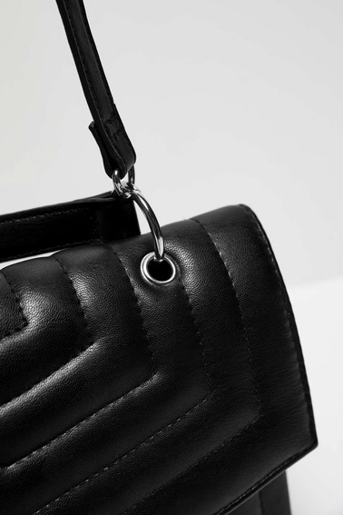 Pikowana torebka na ramię czarna