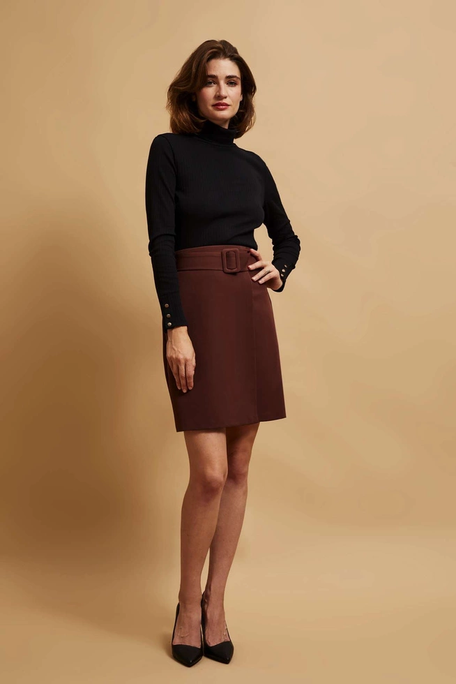 Prążkowana czarna bluzka z golfem