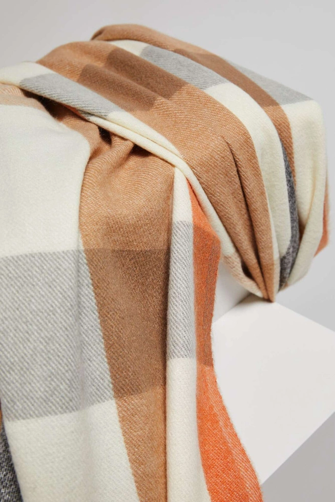 Szalik w kratę z frędzlami pomarańczowy