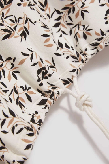 Bluza z wiązaniem w pasie i nadrukiem