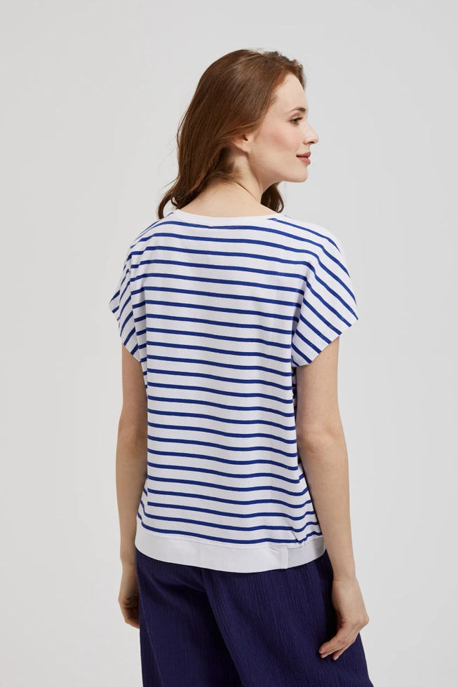 Bluzka z nadrukiem o prostym fasonie biała