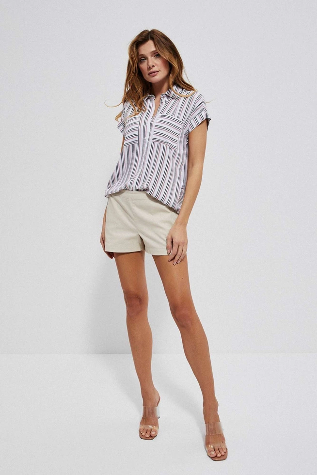 Szorty z ozdobnymi guzikami piaskowe