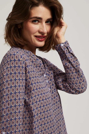 Wzorzysta koszula z dekoltem w serek błękitna