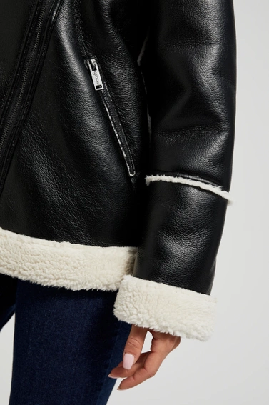 Kurtka z futrzanym kołnierzem czarna