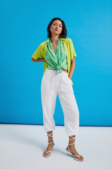 Koszula z dekoltem w serek z tropikalnym wzorem turkusowa