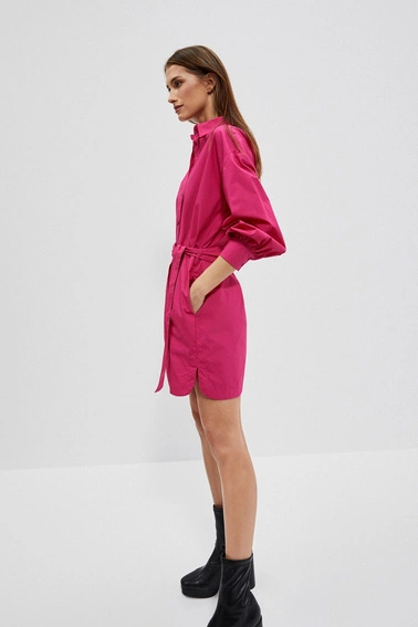 Koszulowa sukienka z paskiem w talii