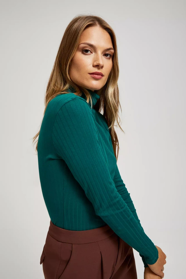 Prążkowana bluzka z golfem szmaragdowa