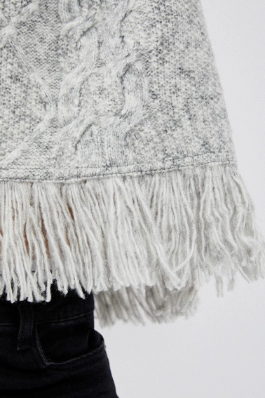 Sweter z golfem i frędzlami