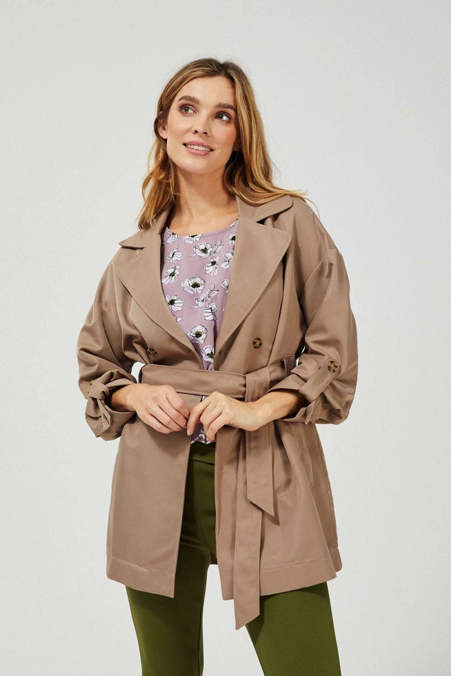 Trencz dwurzędowy z paskiem w kolorze beżowym