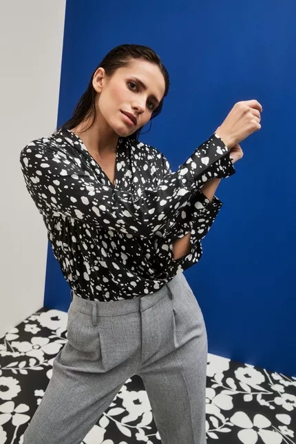 Koszula z kopertowym dekoltem czarna