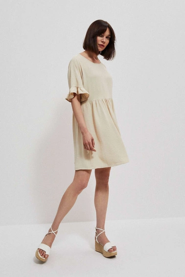Sukienka z falbaną przy rękawie piaskowa
