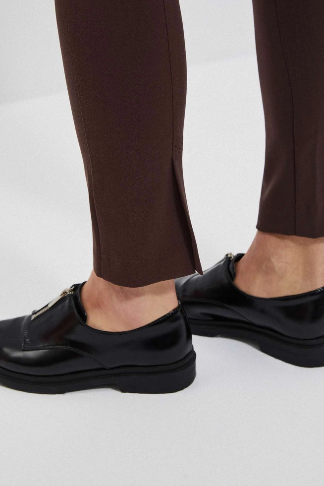 Gładkie spodnie kasztanowe