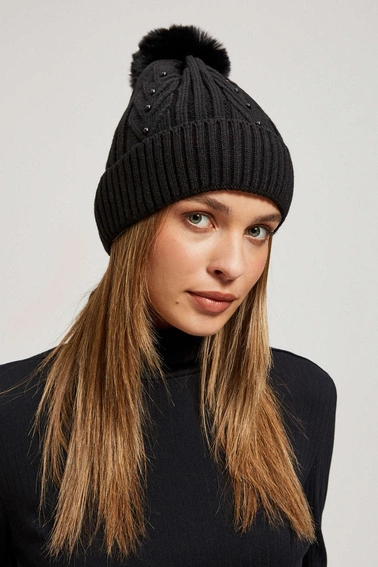 Czapka z pomponem i koralikami czarna
