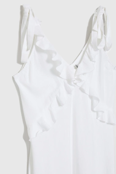 Sukienka midi z falbaną na dekolcie biała