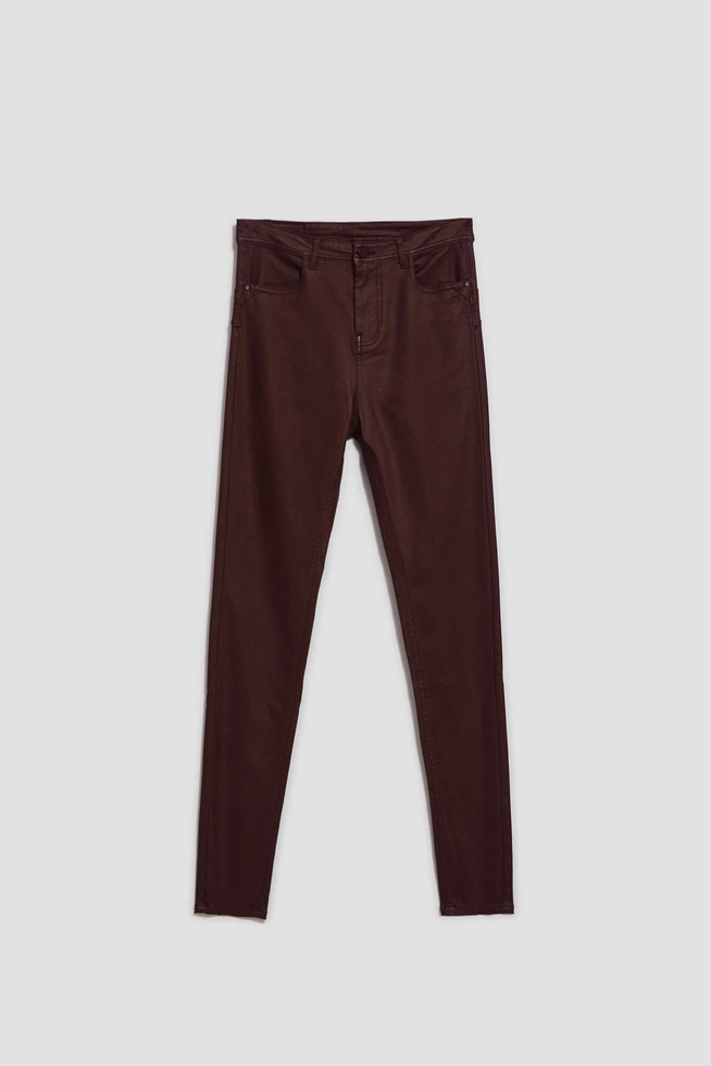 Woskowane spodnie typu rurki kasztanowe