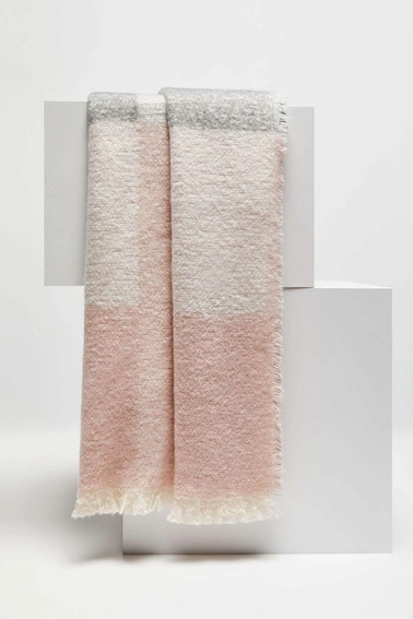 Szalik w kratę z postrzępionym brzegiem pudrowo-różowy