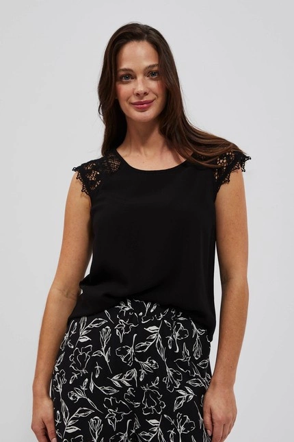 Koszulowa bluzka z ażurowym zdobieniem