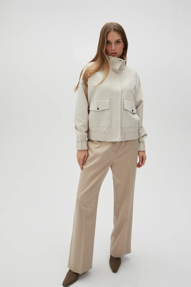 Kurtka z dużymi kieszeniami beżowa