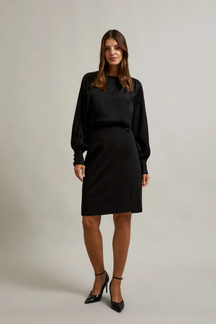 Ołówkowa spódnica z ozdobnym guzikiem czarna