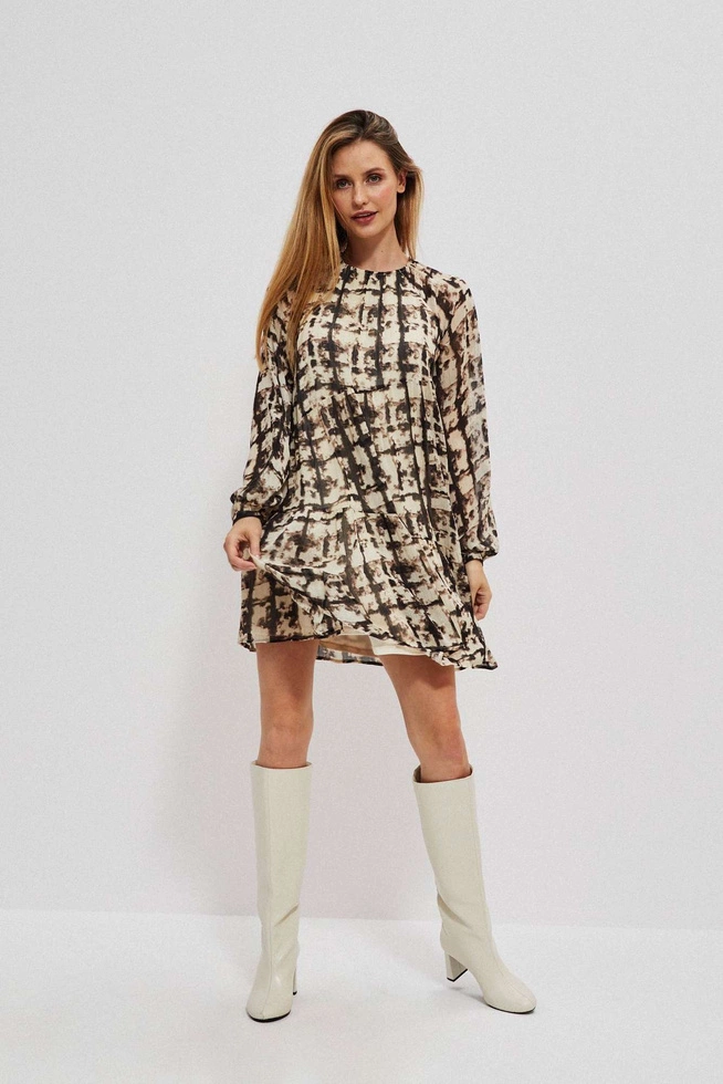 sukienka z wzorzystym printem i falbaną