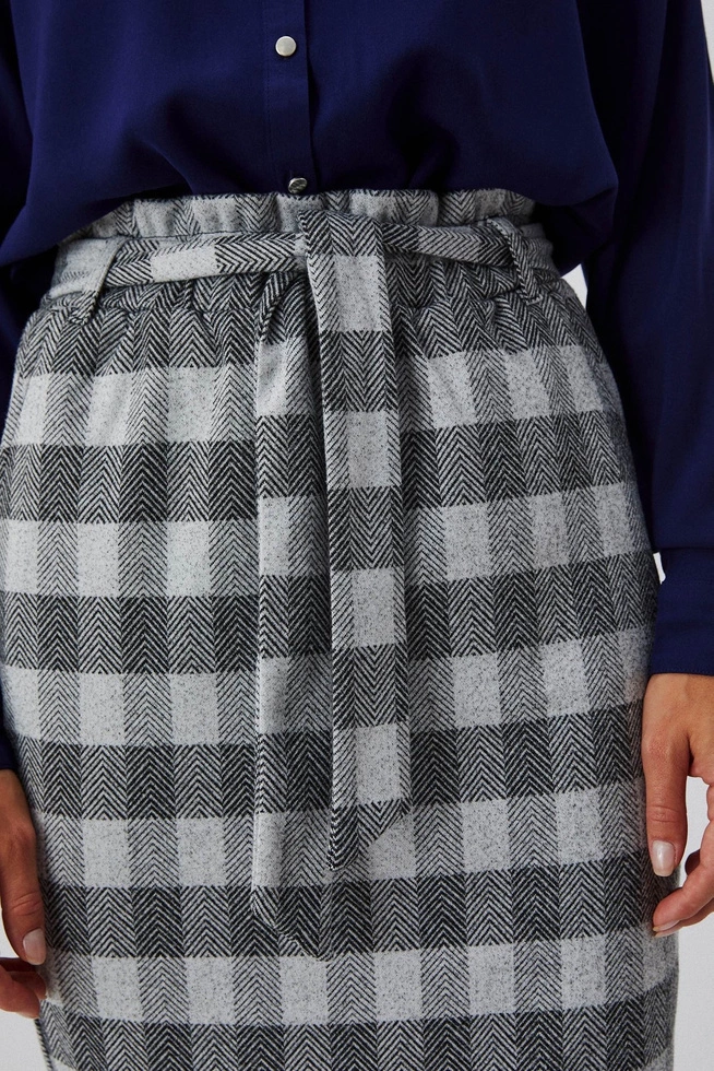 Ołówkowa spódnica z paskiem szara