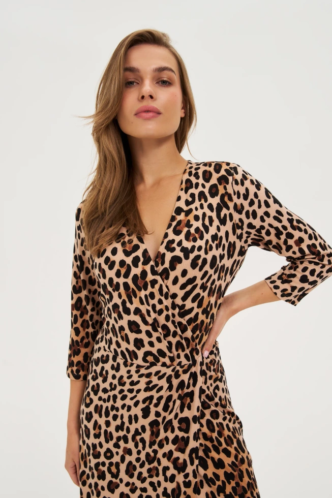 Sukienka w panterkę beżowa