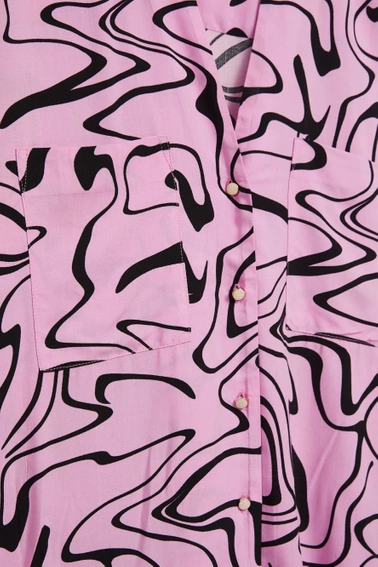 Koszula z długimi rękawami z geometrycznym wzorem różowa