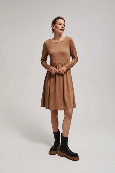 Sukienka z długimi rękawami i rozkloszowanym dołem ciemnobeżowa