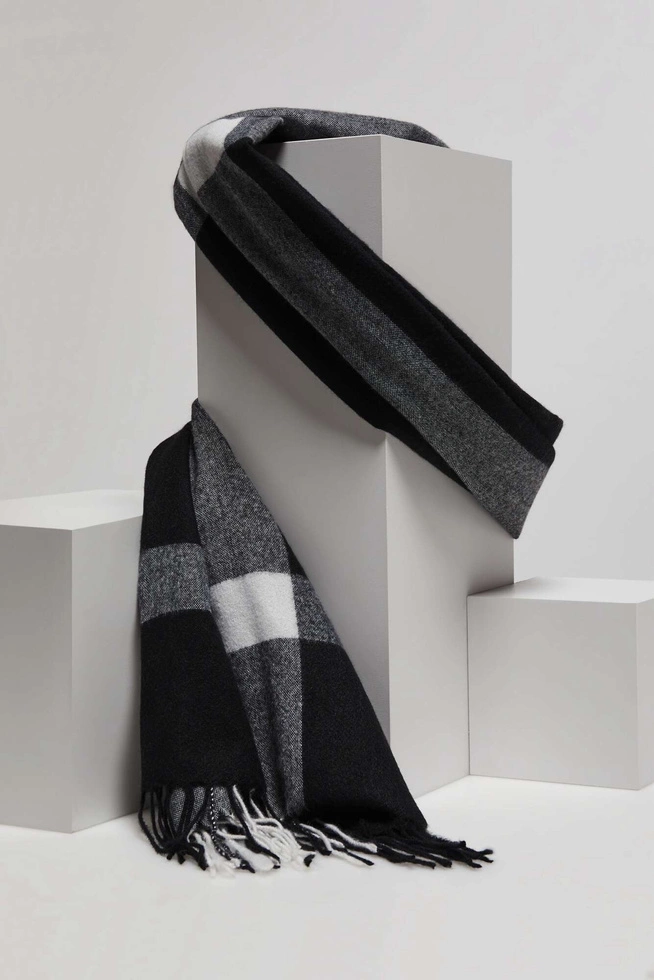 Szalik w kratę z frędzlami czarno-biały