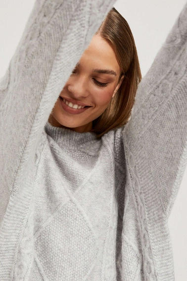 Sweter z ozdobnym splotem jasnoszary