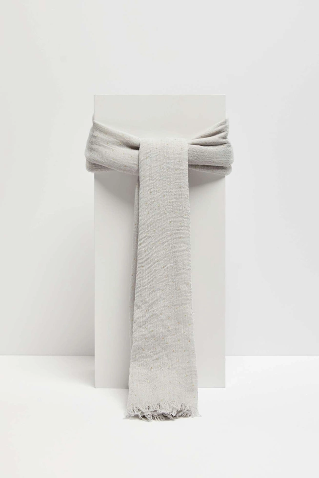 Szal z drobnym metalicznym nadrukiem szary