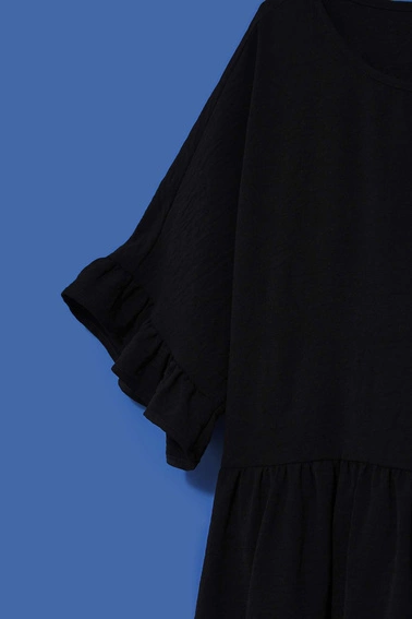 Sukienka z falbaną przy rękawie czarna