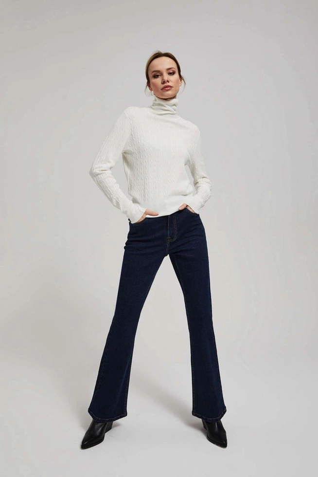 Cienki sweter z golfem perłowy