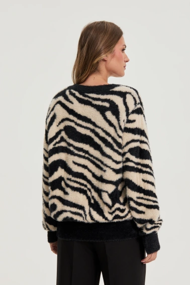 Wzorzysty sweter czarny