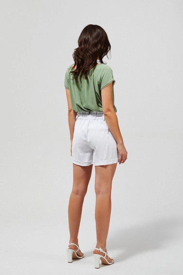 Białe spodenki z wiązaniem