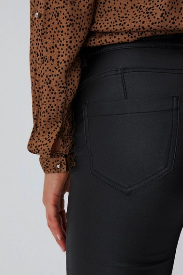 Woskowane spodnie o dopasowanym kroju