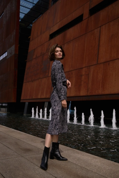 Wiskozowa sukienka z paskiem szara