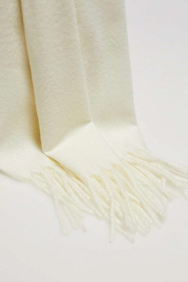 Szalik z delikatnymi frędzlami